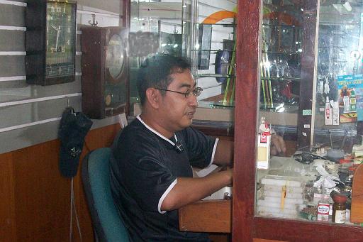 File 36.jpg - Beim Uhrmacher in Bang Saphan